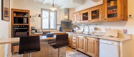 Køleskab, mikrobølgeovn, ovn, kogeplade