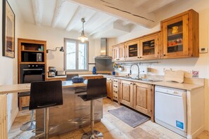 Fridge, microwave, oven, stovetop - Holiday Home 'Maison Gisèle À Manduel' with Private Terrace, Private Garden and Wi-Fi (Manduel)