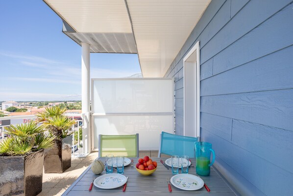 Outdoor dining - Apartment 'Appart Villa Margaux Proche Mer' with Private Terrace and Wi-Fi (Les Sables-d'Olonne)