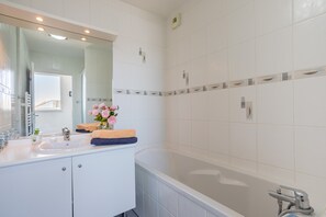 Shower, hair dryer - Apartment 'Appart Villa Margaux Near the Sea' with Private Terrace and Wi-Fi (Les Sables-d'Olonne)