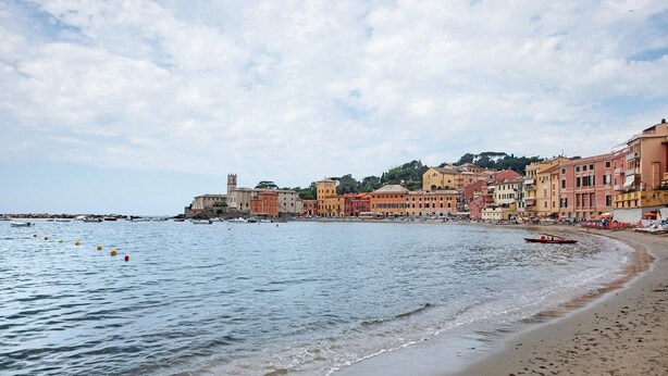 A coastal town with buildings along the shore, a sandy beach, and calm water. - Apartment 'Baia Del Silenzio Beach' with Wi-Fi and Air Conditioning (Sestri Levante)
