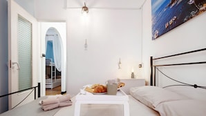 A bedroom with a bed, bedside table, and a view of a balcony. - Apartment 'Baia Del Silenzio Beach' with Wi-Fi and Air Conditioning (Sestri Levante)