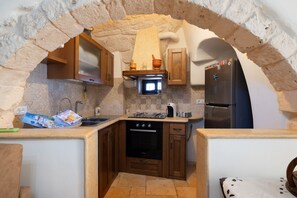 Jääkaappi, uuni, liesi, kahvin-/teenkeitin