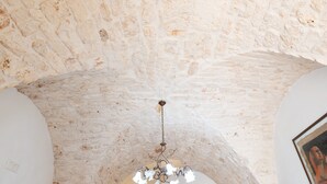 A stone ceiling with a chandelier. - Apartment 'La Dimora In Ostuni' with Air Conditioning (Ostuni)