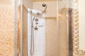 Shower, hair dryer, towels - Apartment 'La Dimora In Ostuni' with Air Conditioning (Ostuni)