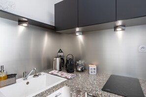 Kühlschrank, Mikrowelle, Ofen, Herdplatte