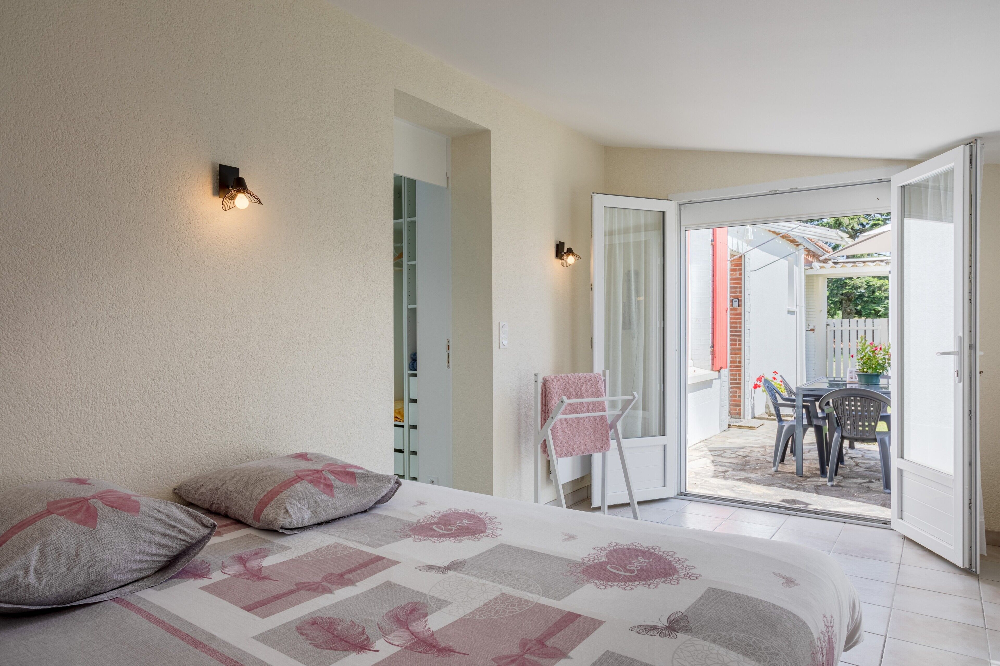 3 bedrooms, iron/ironing board, free WiFi, bed sheets