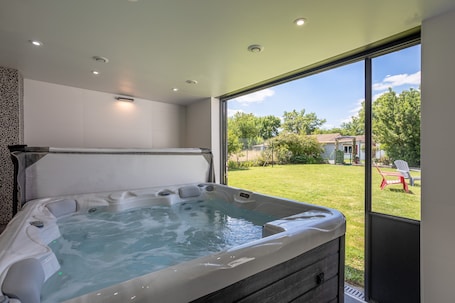 Interior. Apartment 'Au Milieu Des Vignes' with Private Terrace, Private Garden and Wi-Fi