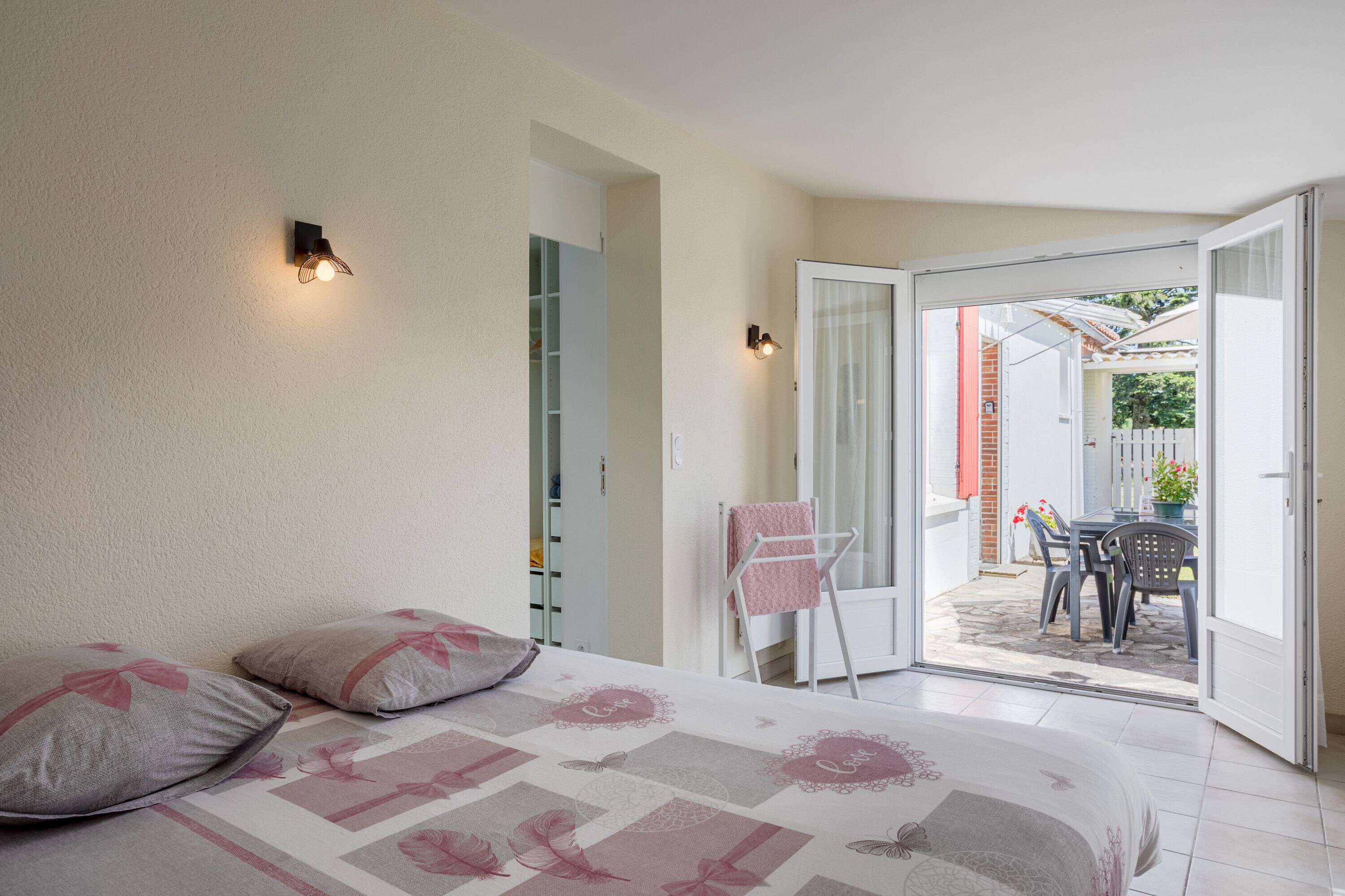 3 bedrooms, iron/ironing board, free WiFi, bed sheets