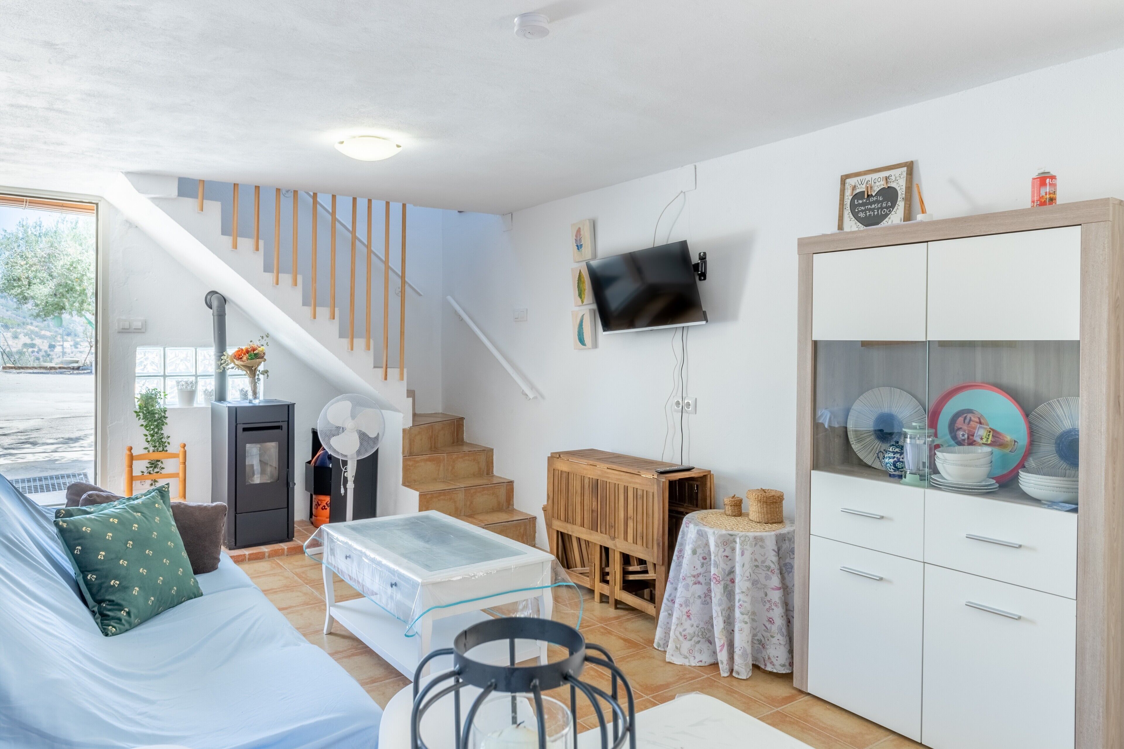 Televisio, takka, DVD-soitin, stereot