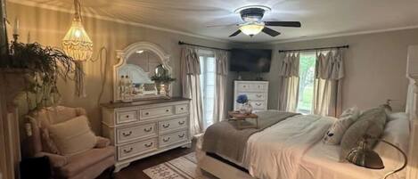3 bedrooms, desk, iron/ironing board, free WiFi