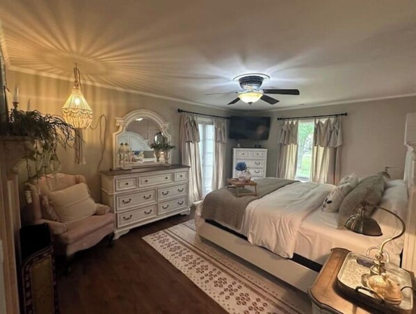 3 bedrooms, desk, iron/ironing board, free WiFi