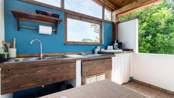 Køleskab, kogeplade, kaffe-/temaskine, elkedel