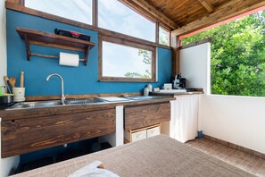 Een koelkast, een kookplaat, een koffiezetapparaat/waterkoker