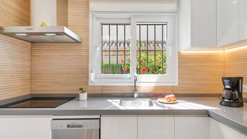 Réfrigérateur, micro-ondes, four, plaque de cuisson