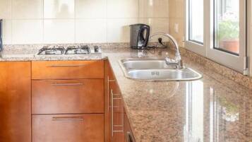 Refrigerador, microondas, horno, placa de cocina