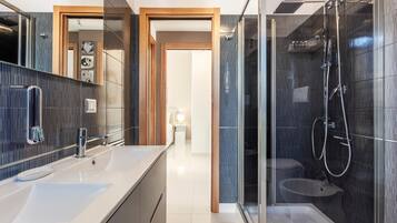 Ducha, secador de pelo y toallas