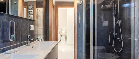 Shower, hair dryer, towels