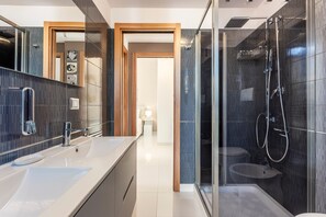 Douche, sèche-cheveux, serviettes fournies