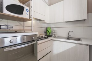 Frigorifero, microonde, forno, piano cottura