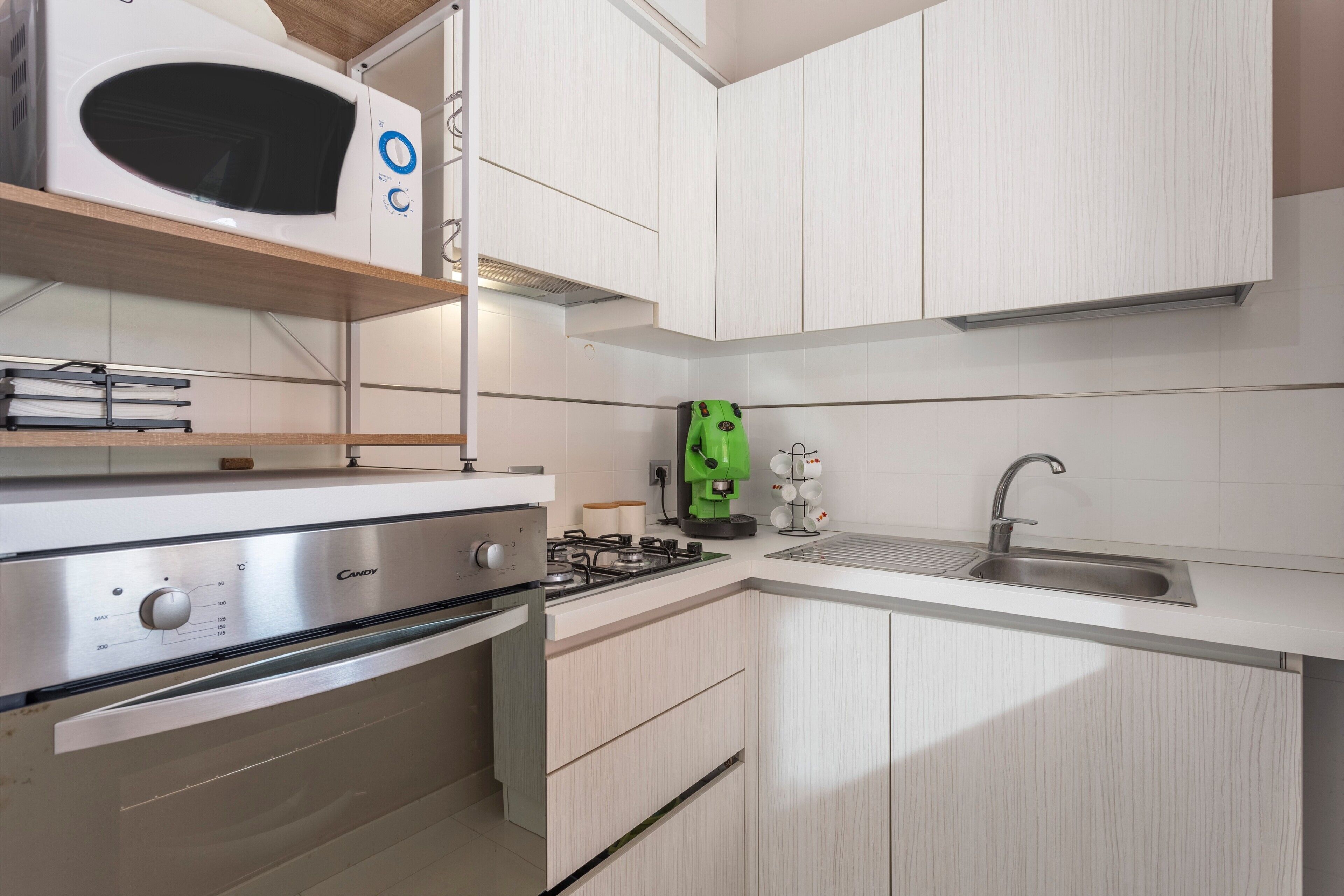 冰箱、微波炉、烤箱、炉灶