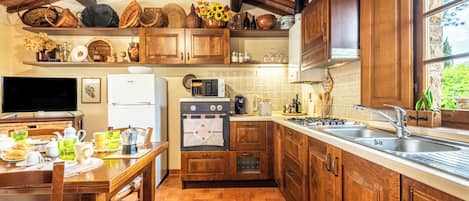 Jääkaappi, mikroaaltouuni, liesi, kahvin-/teenkeitin