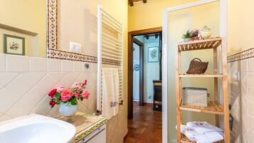 Dusj, hårføner og håndklær