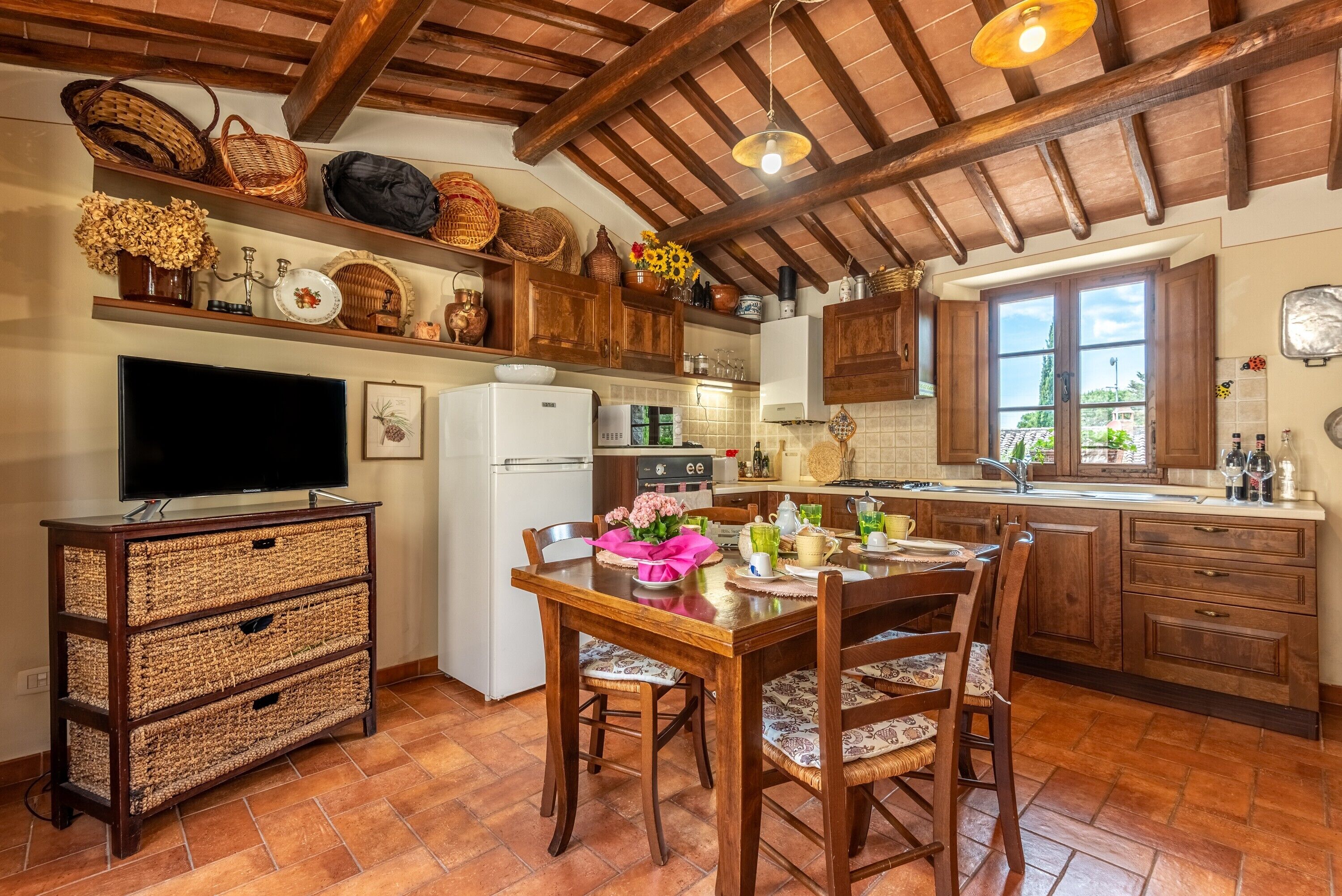 Kjøleskap, mikrobølgeovn, kokeplater og kaffetrakter/tekoker