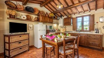 Kjøleskap, mikrobølgeovn, kokeplater og kaffetrakter/tekoker