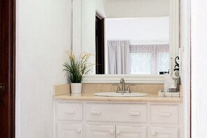 تجهيزات دش، مجففات شعر، مناشف، صابون