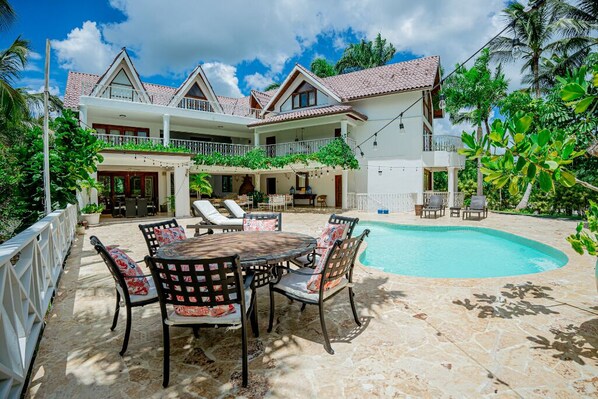 تناول الطعام بالخارج