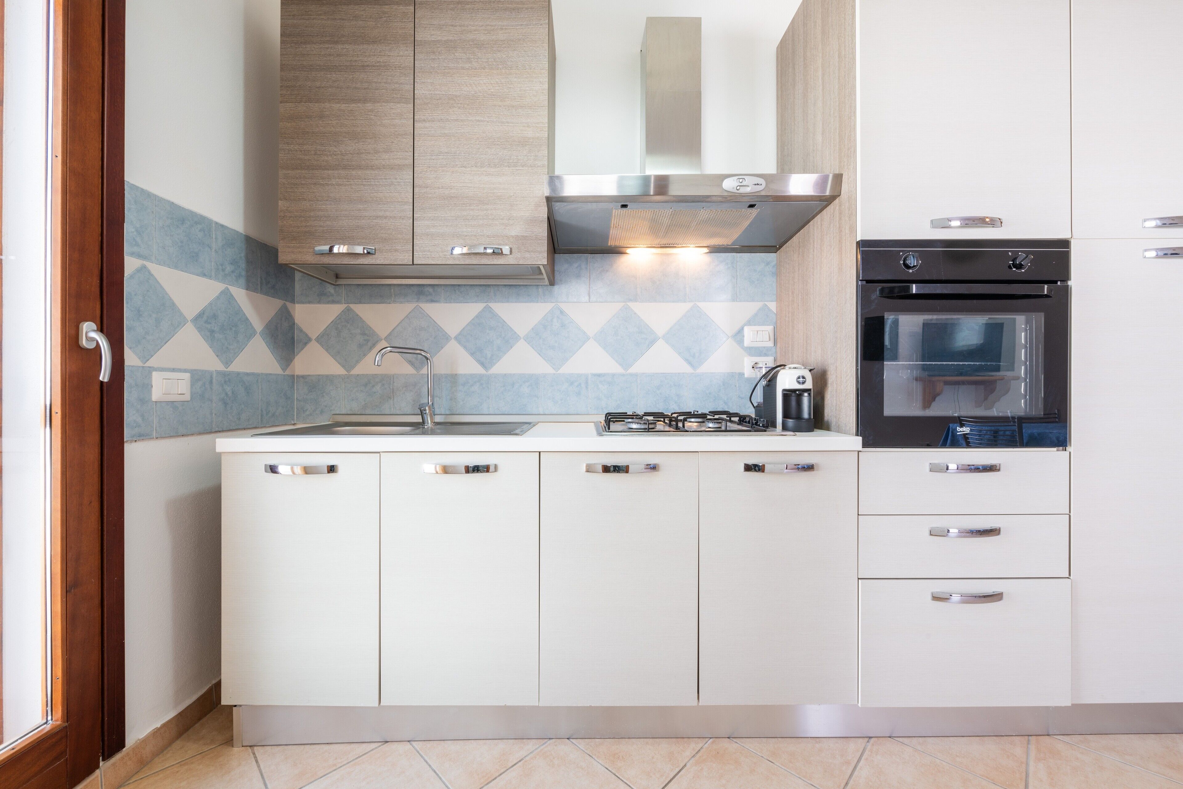 Fridge, oven, stovetop, coffee/tea maker