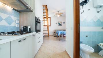 Refrigerador, horno, placa de cocina, cafetera/tetera