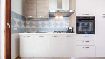 Fridge, oven, stovetop, coffee/tea maker