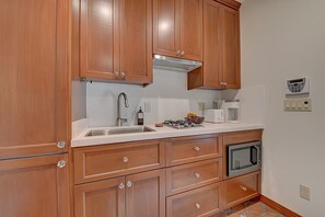 Kühlschrank, Mikrowelle, Herdplatte, Wasserkocher mit Kaffee-/Teezubehör