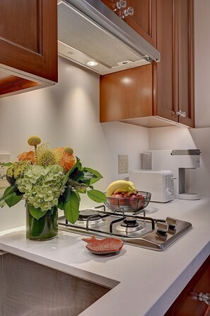 K�ühlschrank, Mikrowelle, Herdplatte, Wasserkocher mit Kaffee-/Teezubehör