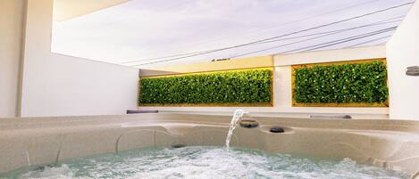 Outdoor spa tub