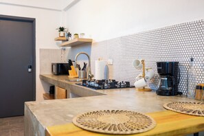 Frigorífico, microondas, horno y placa de cocina