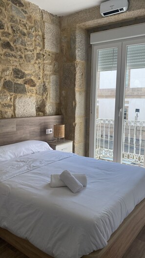 6 bedrooms, iron/ironing board, WiFi, bed sheets - Apartamentos Principe (Vigo)