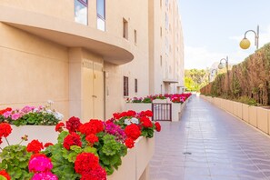 Property grounds - Apartment 'Primera Linea Calpe' with Sea View, Private Pool and Air Conditioning (Calpe)