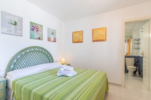 2 室のベッドルーム、アイロン / アイロン台、ベッドシーツ