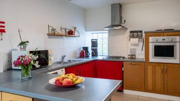 Een koelkast, een microgolfoven, een oven, een kookplaat