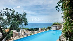 Una piscina con vista al mar y edificios.