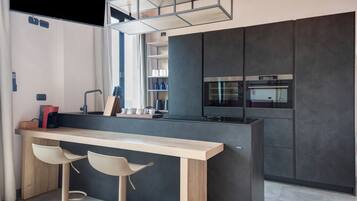 Frigorifero, microonde, forno, piano cottura