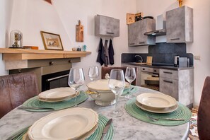 Fridge, microwave, oven, stovetop - Apartment 'Il Conte' with Mountain View, Wi-Fi and Air Conditioning (Sennori)