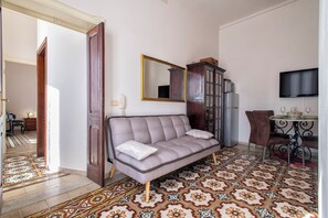 TV - Apartment 'Il Conte' with Mountain View, Wi-Fi and Air Conditioning (Sennori)