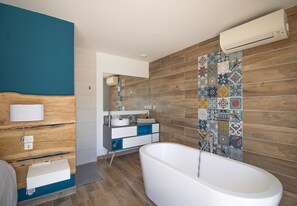 Een douche, een haardroger, handdoeken