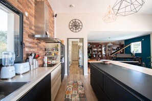 Frigorífic, microones, forn i placa de cuina