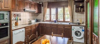 Holiday Home 'Casa Rural Paca Perea' with Mountain View, Private Pool and Wi-Fi