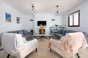 TV - Holiday Home 'Florida Home' with Sea View, Private Pool and Private Terrace (Casares)